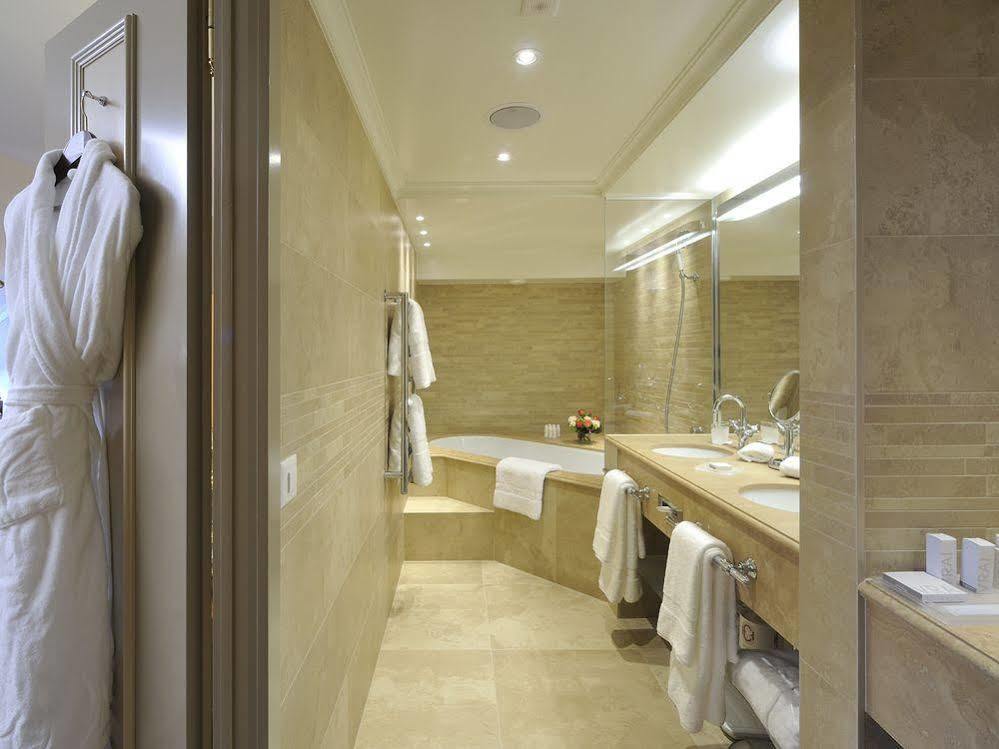 Hotel De La Cigogne Женева Екстериор снимка Bathroom